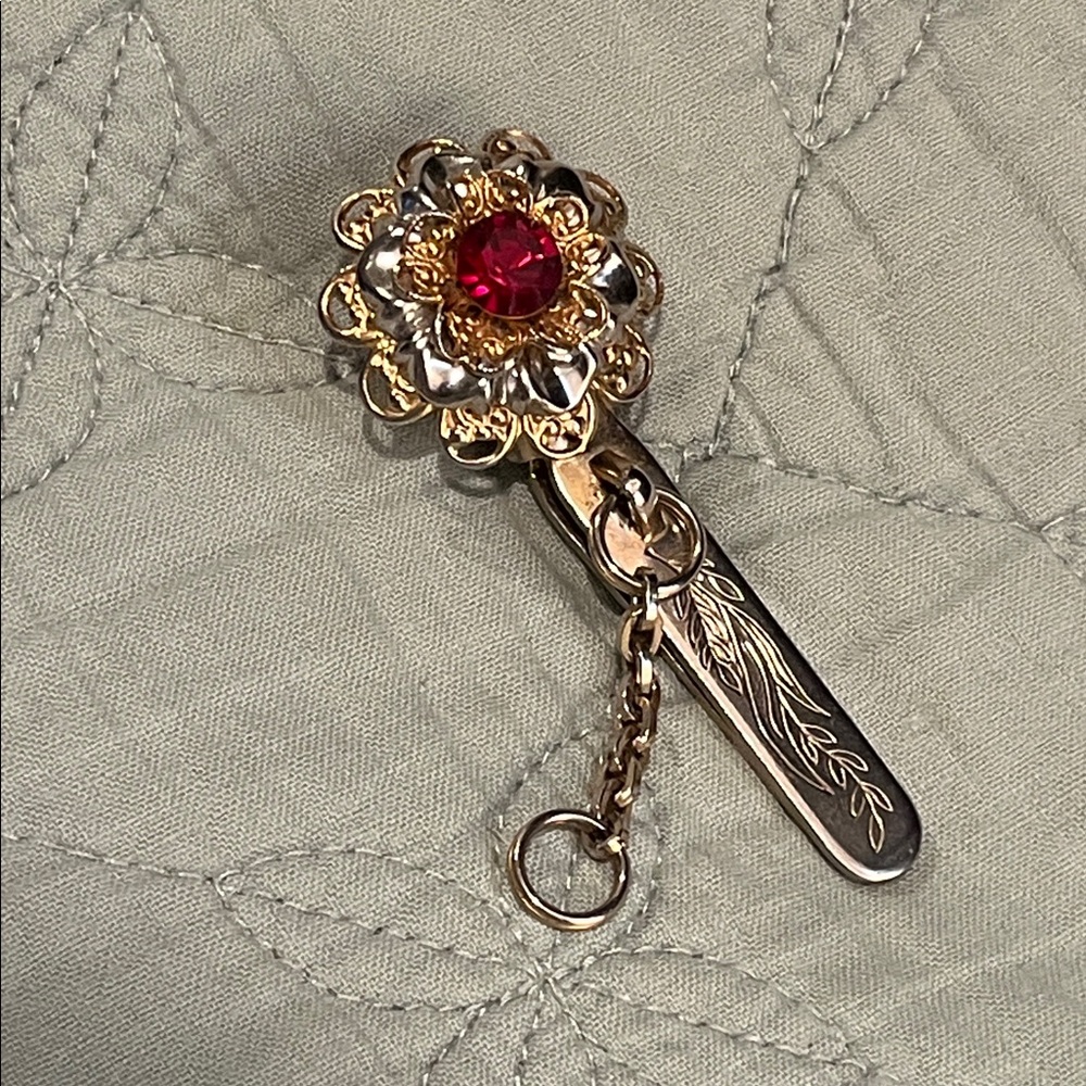 Vtg 50s Gold filigree & Red Gem Clip-On Key Holder - Picture 1 of 12